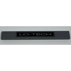 LEGO csempe 1×8 'LO-TECH' felirat mintával, sötétszürke (69918)